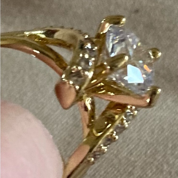 NEW!!Cubic zirconia Stayement ring/size 8 Macy’s with box - Picture 6 of 7